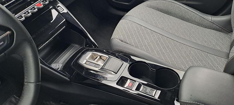 Peugeot 2008 (2024) ALLURE Hybrid 136 e-DCS6 - fotka 18 z 19