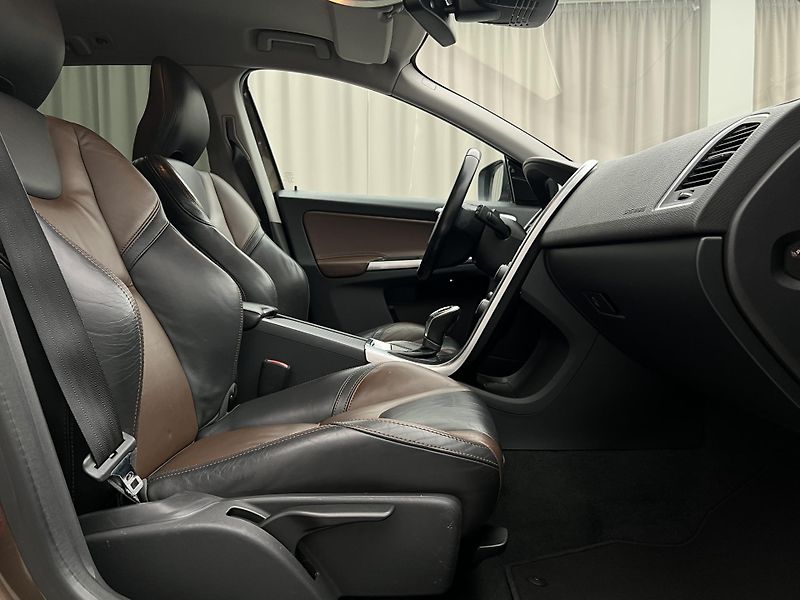Volvo XC60 D5 AWD SUMMUM AUT CZ - fotka 16 z 38