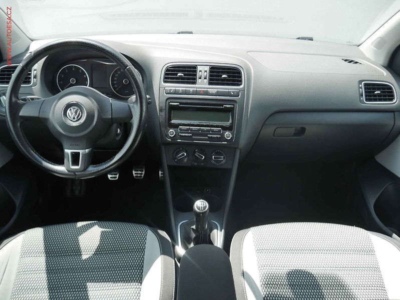 Volkswagen Polo (2011) 1.2TSi Cross, AC, výhřev sed - fotka 8 z 13