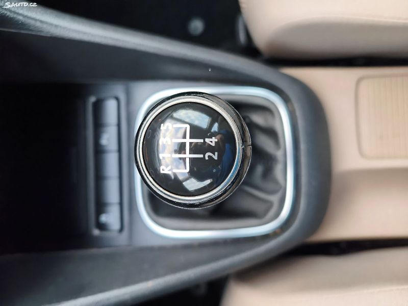Volkswagen Golf (2011) - fotka 26 z 31