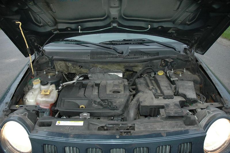 Jeep Compass 2,4  4x4 benzín kuže manual - fotka 15 z 15