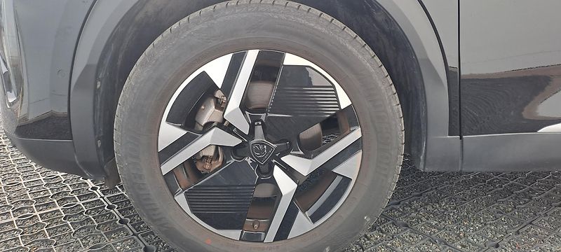 Peugeot 2008 (2024) ALLURE Hybrid 136 e-DCS6 - fotka 10 z 19