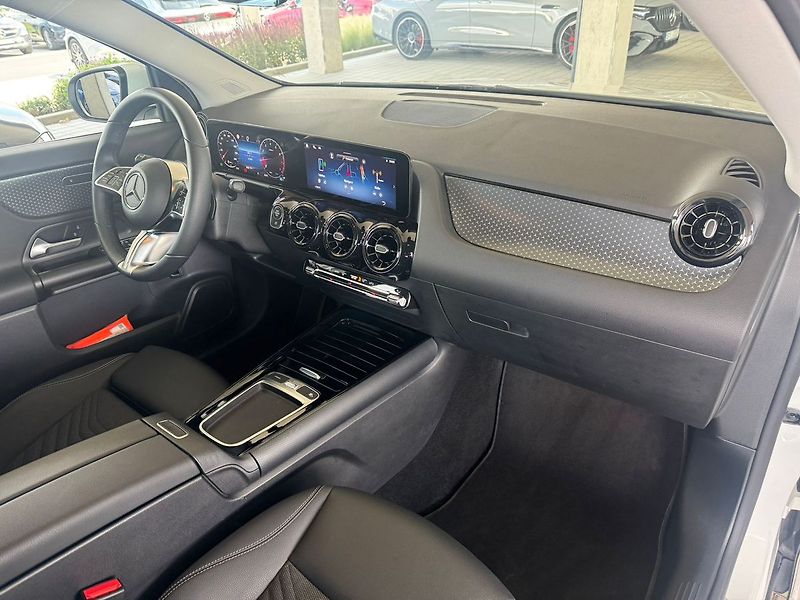 Mercedes-Benz GLA 220 4MATIC - fotka 19 z 20