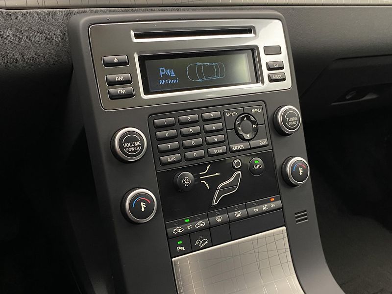 Volvo XC70 D5 AWD MOMENTUM - fotka 25 z 36
