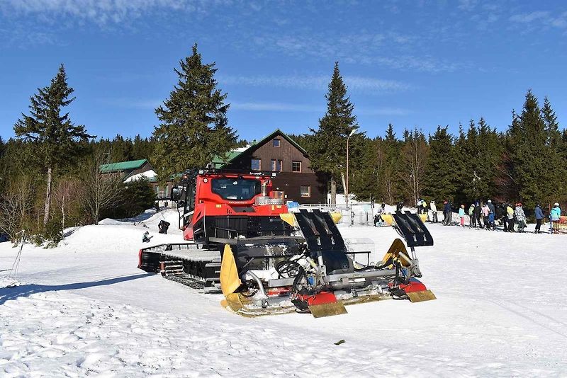 Rolba na údržbu běžkařských tras v Jeseníkách mezi Červenohorským sedlem v Vřesovou studánkou. Řídí Petr Mrkvica.
