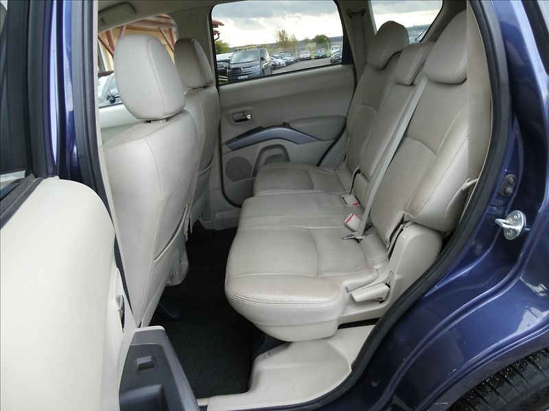 Mitsubishi Outlander 2,4 i 125kW 7.míst,4x4,automat - fotka 21 z 35