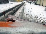 Trojdílnou kovovou radlicí lze pohybovat nahoru a dolů a také do stran.