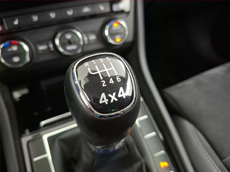 Škoda Superb (2015) 2.0 TDI 4x4, 4X4, Kůže, Navi - fotka 19 z 24