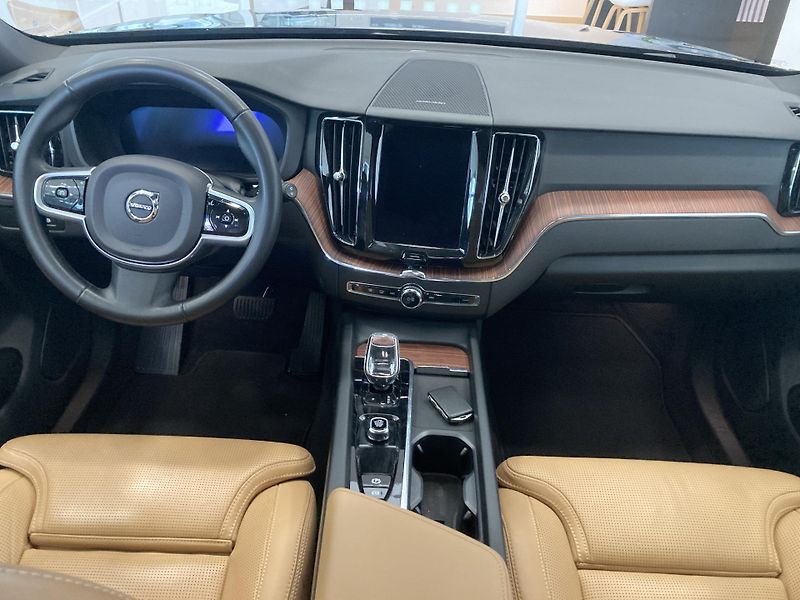 Volvo XC60 T6 eAWD Recharge Plus Dark AT8 - fotka 16 z 30