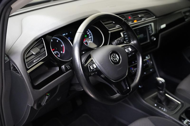 Volkswagen Touran - fotka 14 z 29