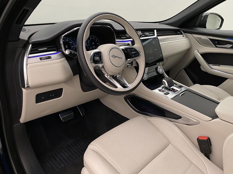 Jaguar F-Pace P250 SE R-DYNAMIC AWD AUT  - fotka 4 z 43