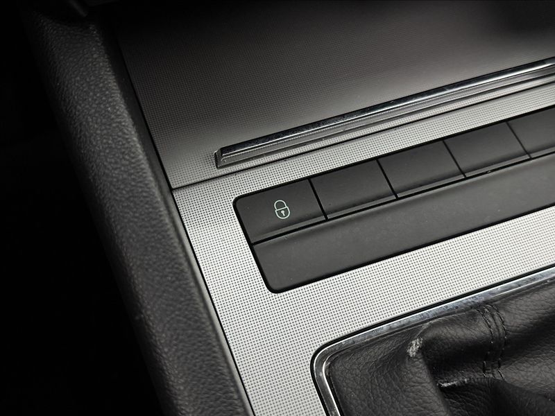 Škoda Octavia 1,6 TDi DPH KLIMA SENZORY ČR - fotka 19 z 30