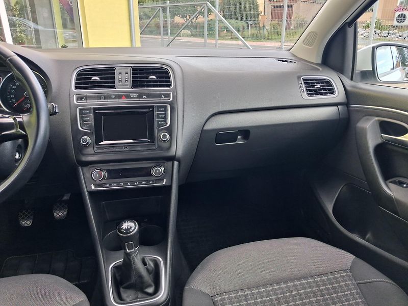 Volkswagen Polo (2016) 1,0MPi POUZE 65t.km! VYHŘ.SED. - fotka 25 z 45
