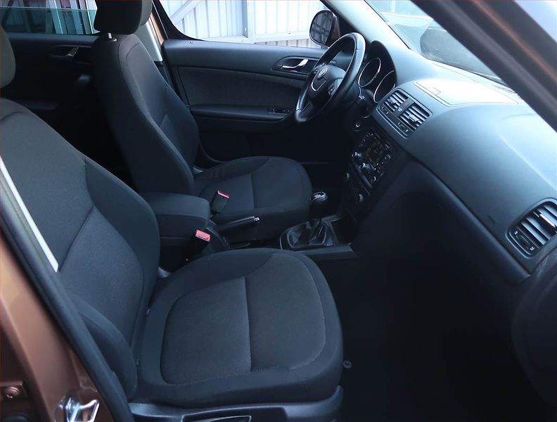 Škoda Yeti (2012) Ambition 1.4 TSI, Serv.kniha - fotka 9 z 17
