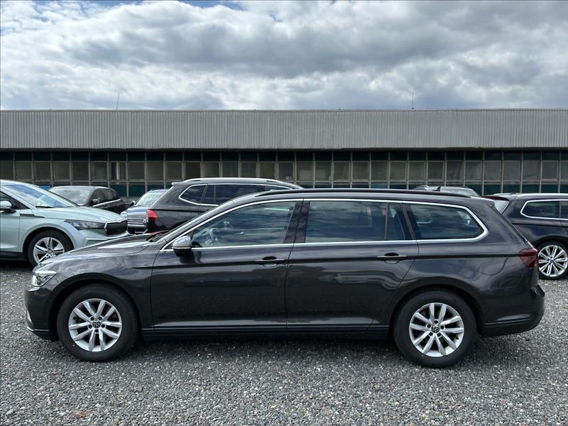 Volkswagen Passat 2,0 TAŽNÉ,IQ LIGHT,KAMERA - fotka 2 z 32