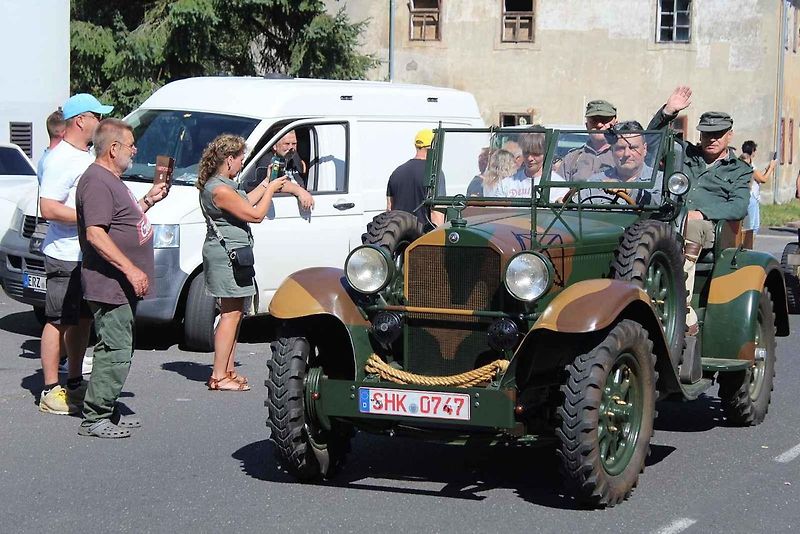 Srdce každého nadšence pro historickou vojenskou techniku muselo opravdu zaplesat. Vozidel v krušnohorském městysu Kovářská bylo k vidění více než požehnaně.