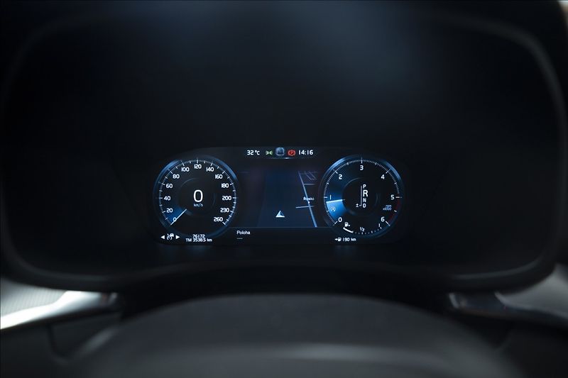 Volvo V60 2,0 D4 R-DESIGN NAVI KAMERA ČR - fotka 28 z 40