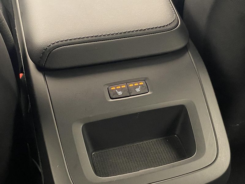 Volvo XC60 B4 AWD DARK PLUS AUT - fotka 31 z 55