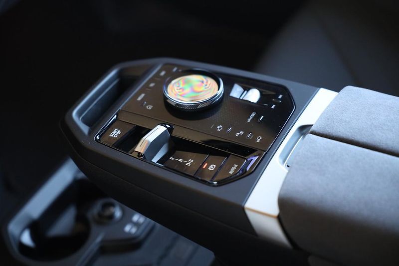 BMW iX xDrive45 - fotka 11 z 17
