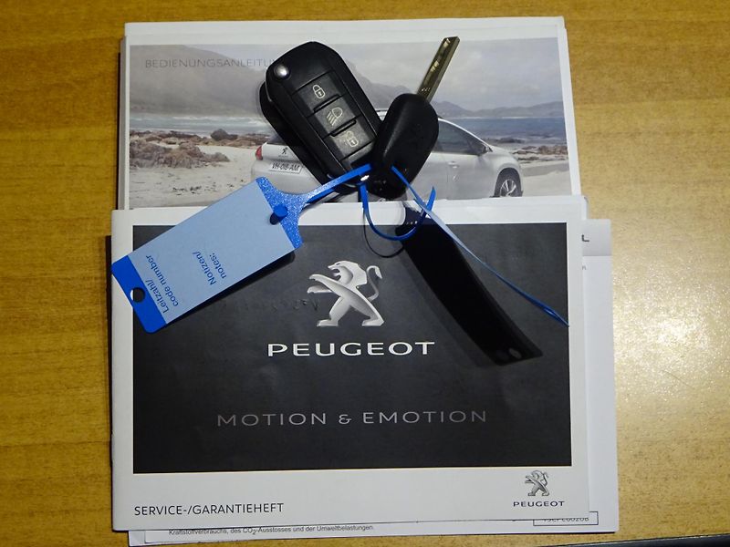 Peugeot 2008 1.2 VTi Allure AUTOMAT SERVIS - fotka 29 z 34