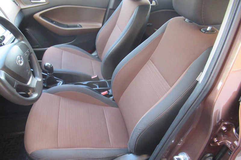 Hyundai i20 1.2i KLIMA PŮVOD ČR 1 MAJITEL - fotka 11 z 19