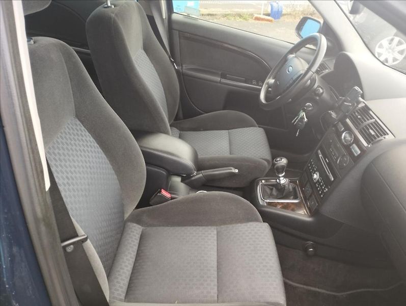 Ford Mondeo 1,8 Ghia - fotka 8 z 17