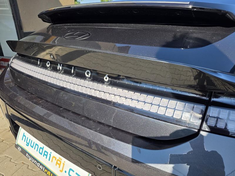 Hyundai Ioniq 6 PANORAMA-4x4-77,4kWh - fotka 13 z 17