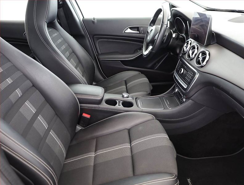 Mercedes-Benz GLA (2019) 200 d 4MATIC, 4X4 - fotka 7 z 19