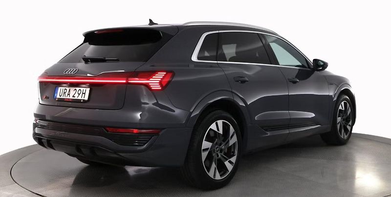 Audi Q8 e-tron 55 Quattro Kam LED Vzduch - fotka 6 z 32