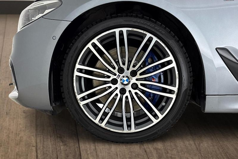 BMW Řada 5 540i xDrive - fotka 24 z 24