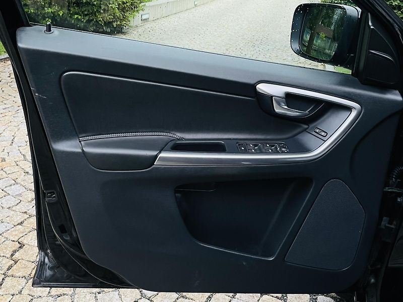 Volvo XC60 2.4D 4x4 AUT SERVISKA TAŽNÉ - fotka 30 z 43