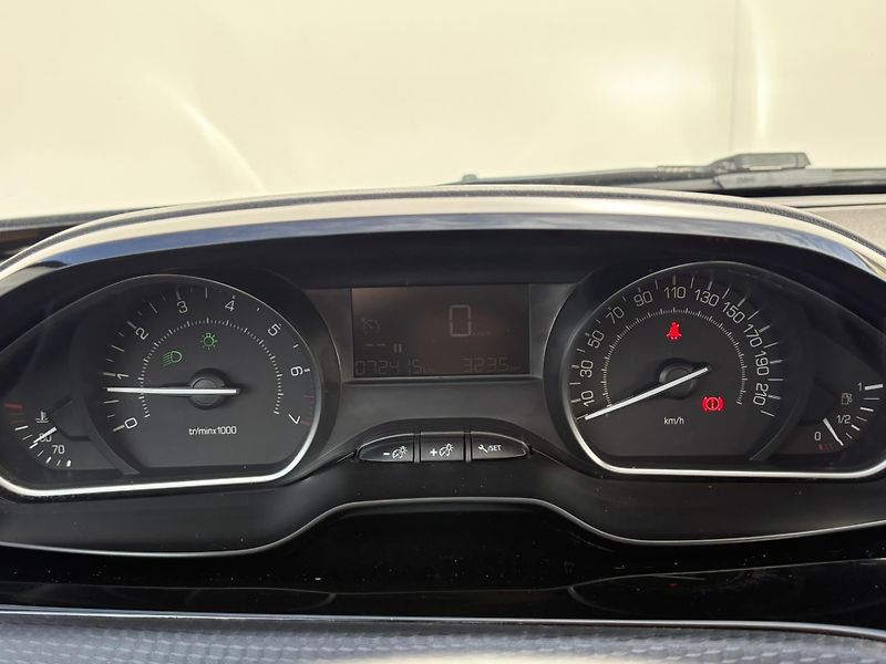 Peugeot 2008 1.2 PureTech 110k ACTIVE - fotka 15 z 19