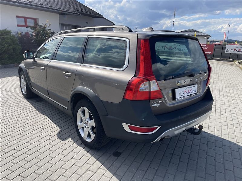 Volvo XC70 2,4 D5 151kw AWD Geartronic Mo - fotka 3 z 35