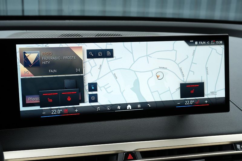 BMW iX 40, SoH 96,8%, SkyLounge,Tažné - fotka 18 z 37