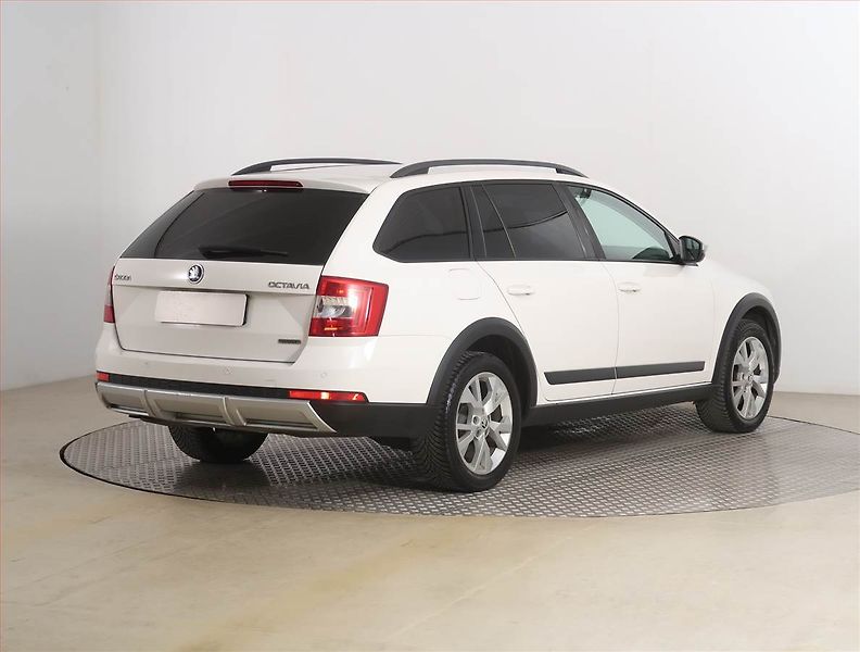 Škoda Octavia (2015) Scout 2.0 TDI, 4X4, Automat - fotka 5 z 17