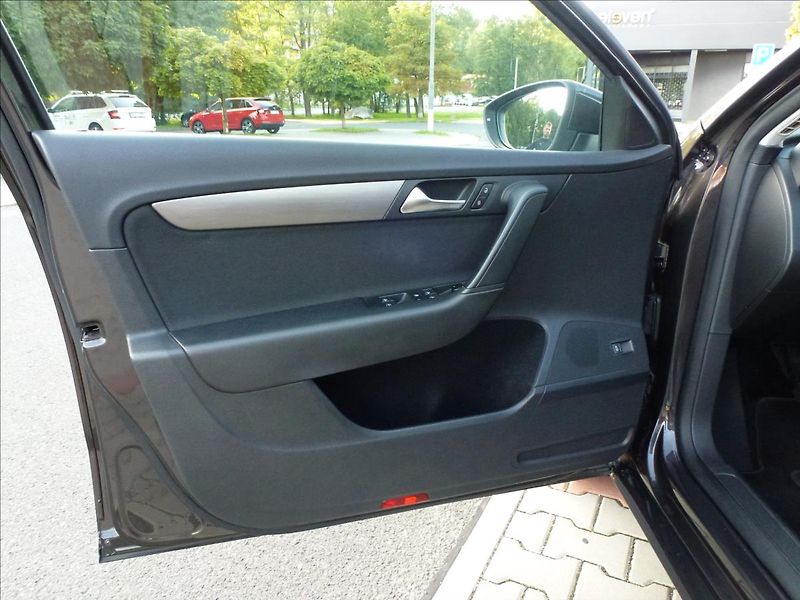 Volkswagen Passat 1,6 TDI Serviska, TOP STAV !!! - fotka 14 z 60