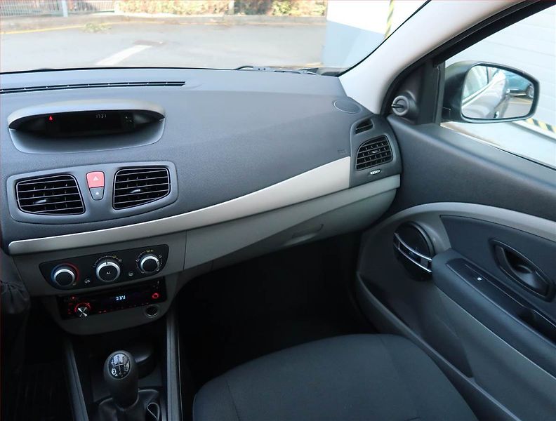 Renault Mégane (2010) 1.6 16V, Tempomat - fotka 8 z 17