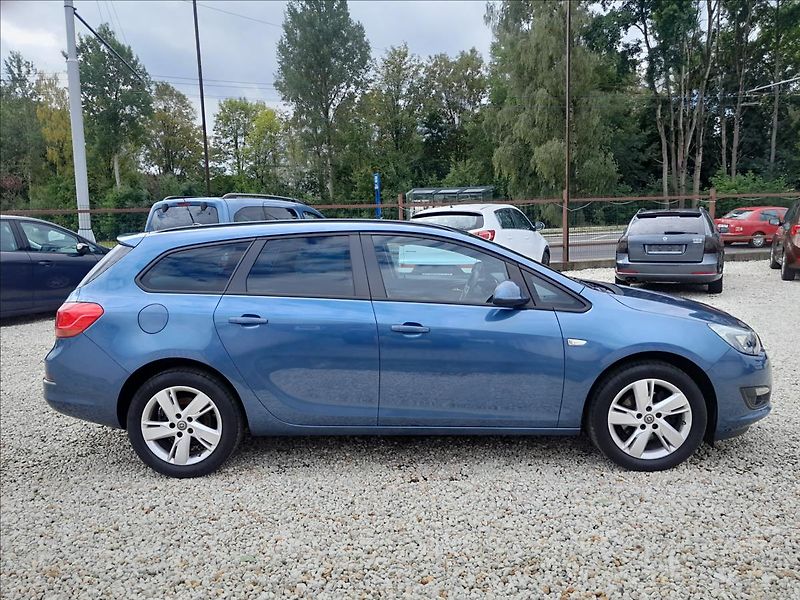 Opel Astra 1,6 TDCI 100kW SPORTS TOURER - fotka 8 z 51