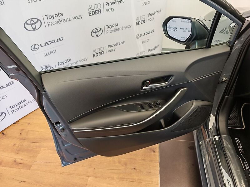 Toyota Corolla 2.0 Hybrid e-CVT Style - fotka 21 z 42