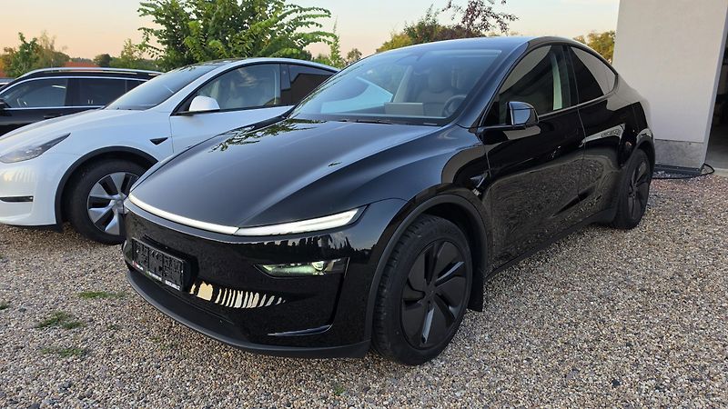 Tesla Model Y (2025) LongRange, ČR, Tažné - fotka 1 z 17