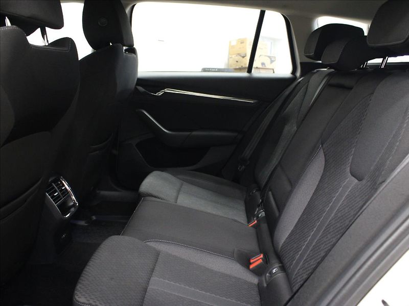 Škoda Octavia 2,0 TDI DSG style 1. maj. CZ - fotka 14 z 33