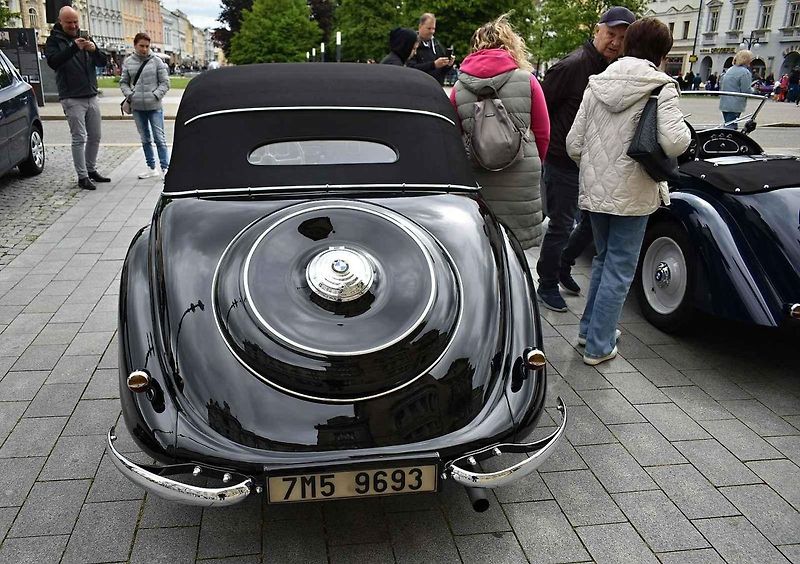 Tradiční sraz autoveteránistů na náměstí T. G. Masaryka v Prostějově. 18. května 2025