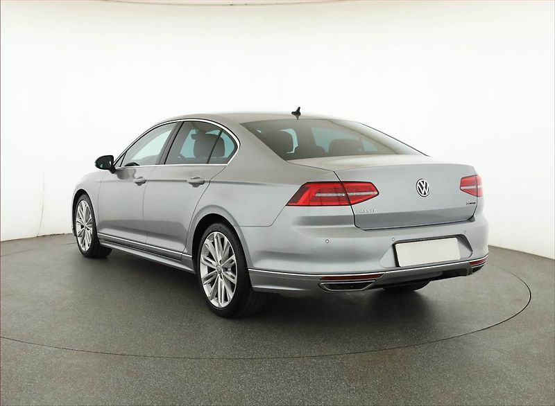 Volkswagen Passat (2020) R-Line 2.0 TSI - fotka 4 z 21