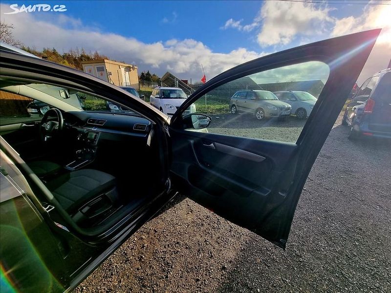 Volkswagen Passat (2012) 1,6 TDi 77KW - fotka 20 z 23