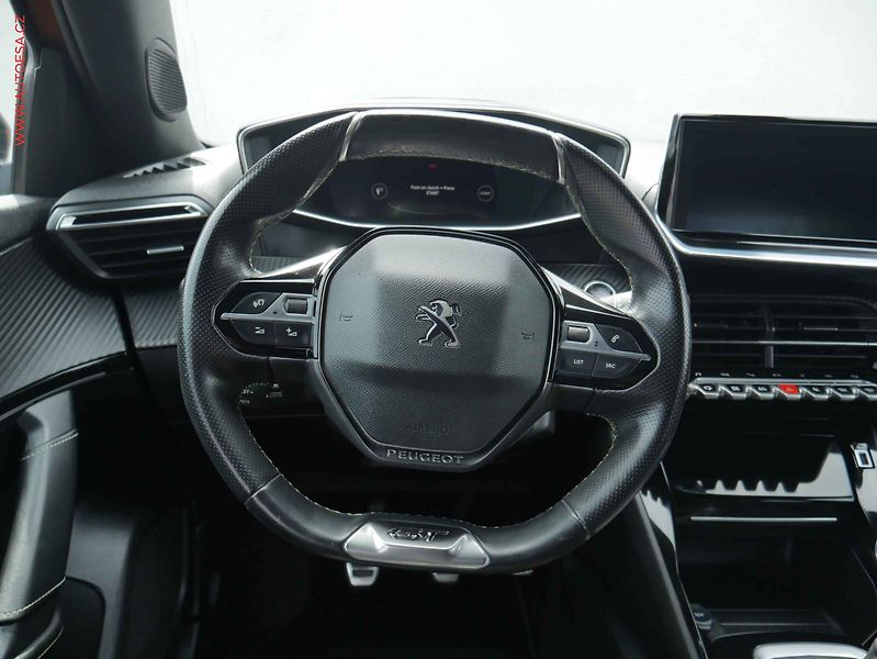 Peugeot 2008 (2021) 1.2 PT, ČR, GT Line - fotka 15 z 26