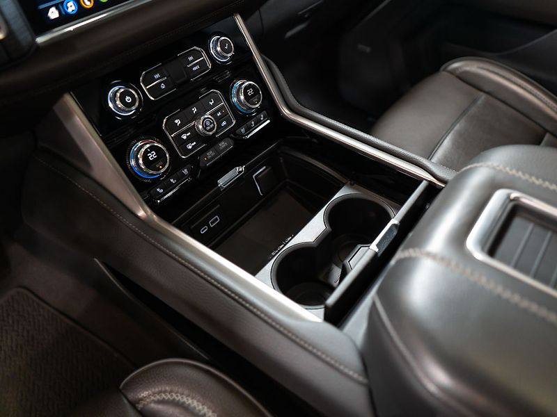 GMC Yukon (2021) 6.2 XL Denali Ultimate Air 4WD - fotka 29 z 44