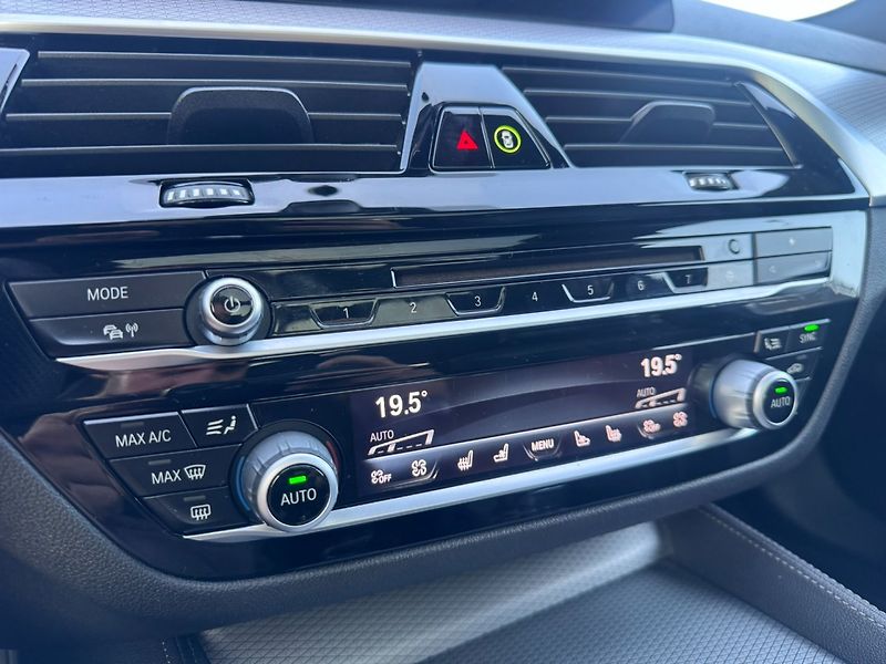 BMW Řada 5 (2018) 540i G31 3,0 250KW MPACKET 4X4 - fotka 27 z 50