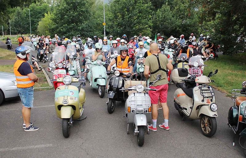 Sraz majitelů italských skútrů Vespa s názvem Vesparáda se v Lovosicích uskutečnil již popáté. Na snímku právě konvoj vyráží na spanilou jízdu.
