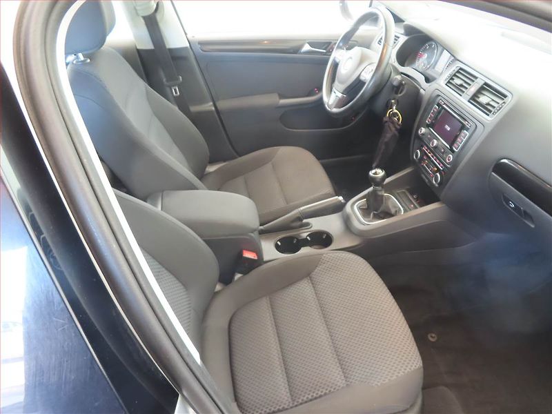 Volkswagen Jetta (2011) 1.6 TDI, Tempomat - fotka 9 z 13