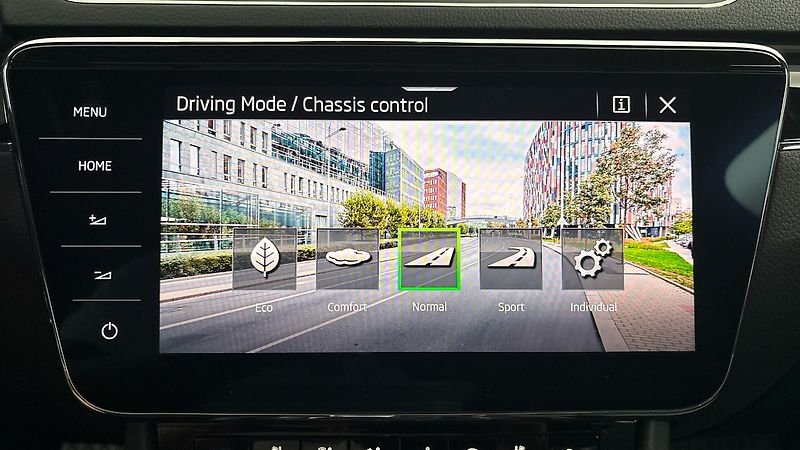 Škoda Superb 2.0 TDI DSG L&K Combi - fotka 34 z 36